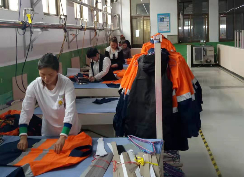 职业防护服生产现场