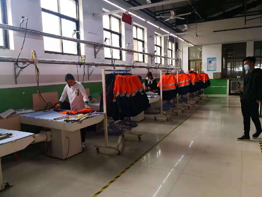 职业防护服生产现场